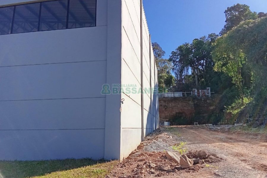 Pavilhão com 670m², no bairro Centenário em Caxias do Sul para Alugar