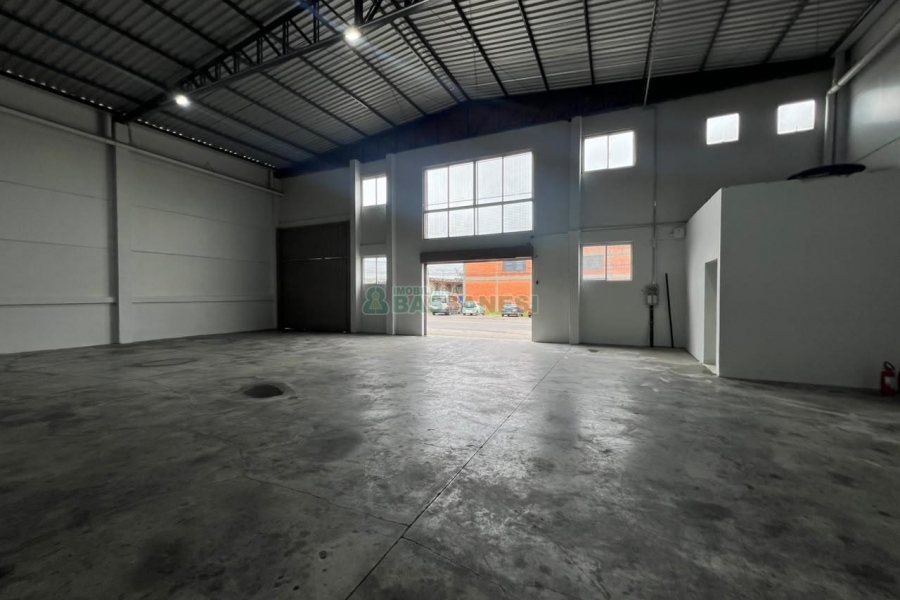 Pavilhão com 480m², no bairro Santa Fé em Caxias do Sul para Alugar
