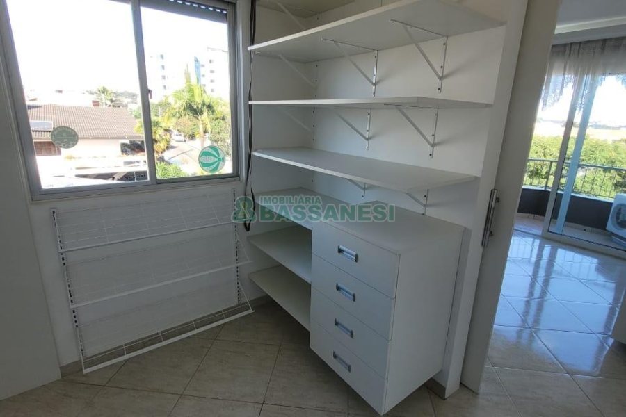 Apto Mobiliado com 65m², 2 dormitórios, 1 vaga, no bairro Santa Catarina em Caxias do Sul para Comprar