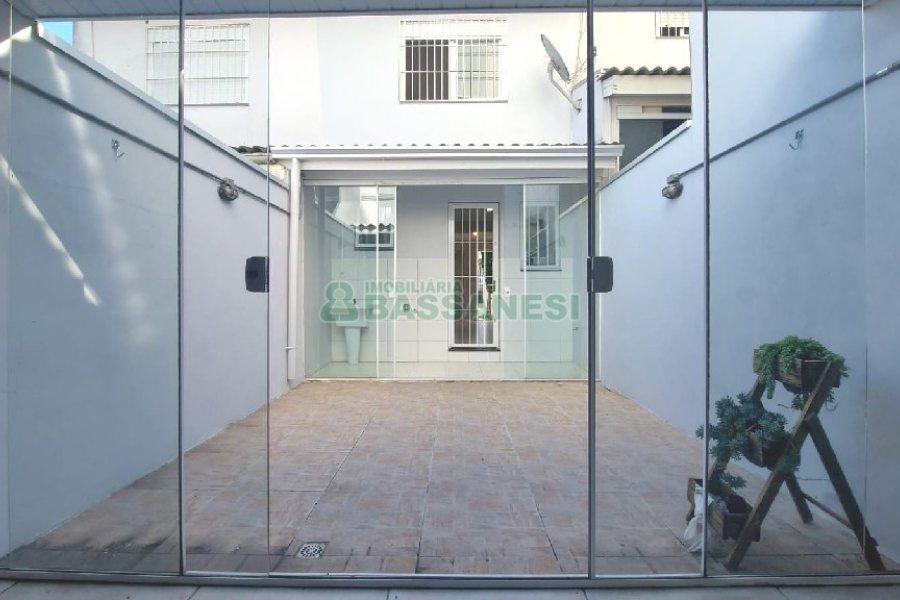 Sobrado com 57m², 2 dormitórios, 2 vagas, no bairro Santa Catarina em Caxias do Sul para Comprar