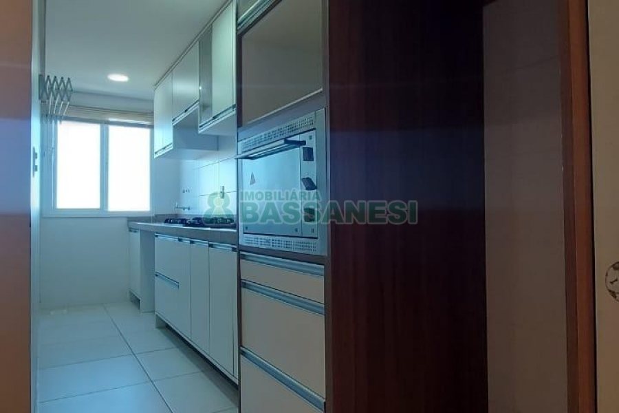 Apto Mobiliado com 54m², 2 dormitórios, 1 vaga, no bairro Santa Catarina em Caxias do Sul para Comprar