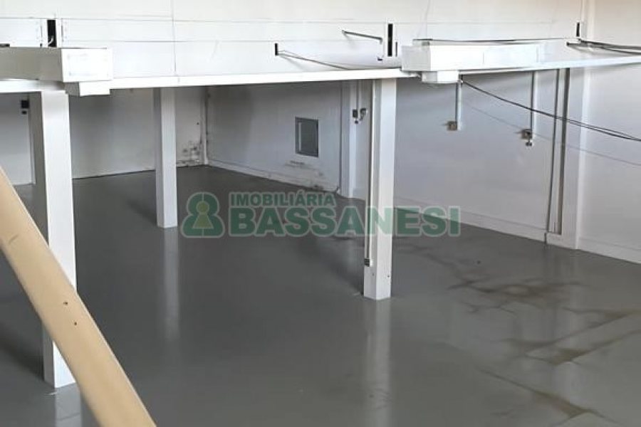 Pavilhão com 350m², no bairro Esplanada em Caxias do Sul para Alugar
