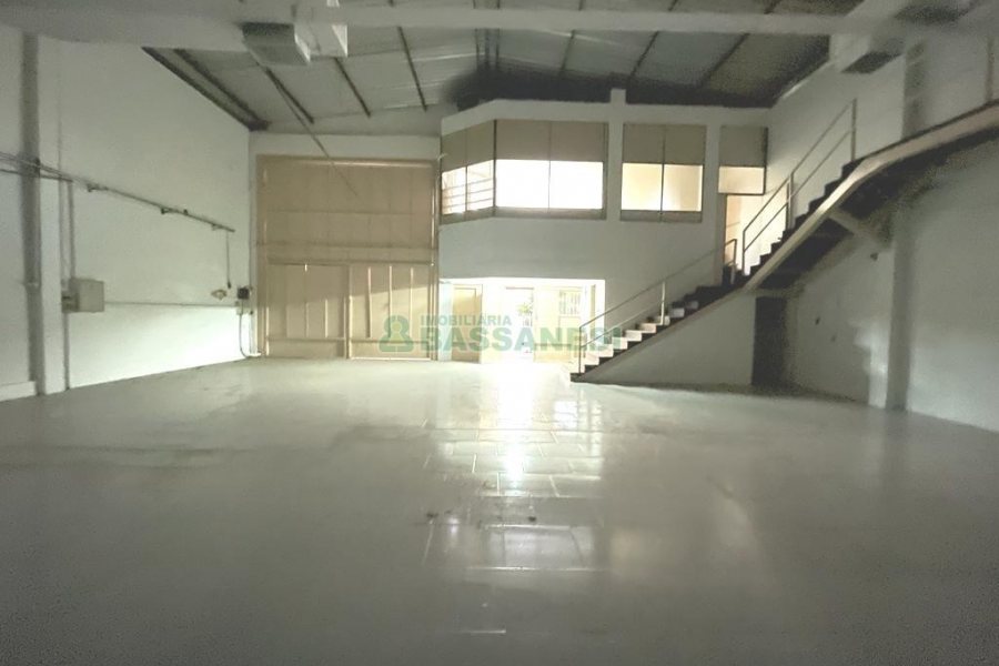 Pavilhão com 350m², no bairro Esplanada em Caxias do Sul para Alugar
