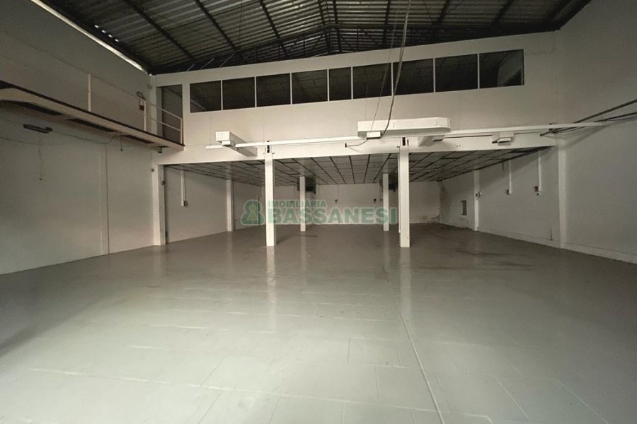 Pavilhão com 350m², no bairro Esplanada em Caxias do Sul para Alugar