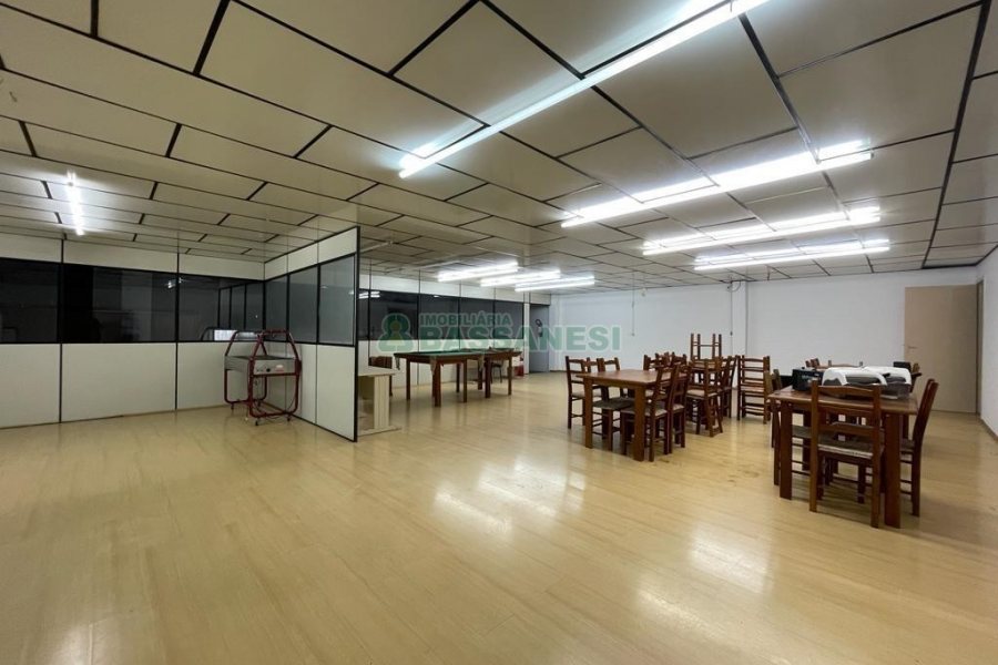 Pavilhão com 350m², no bairro Esplanada em Caxias do Sul para Alugar