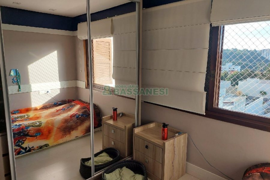 Apto Mobiliado com 117m², 3 dormitórios, 2 vagas, no bairro Cruzeiro em Caxias do Sul para Comprar