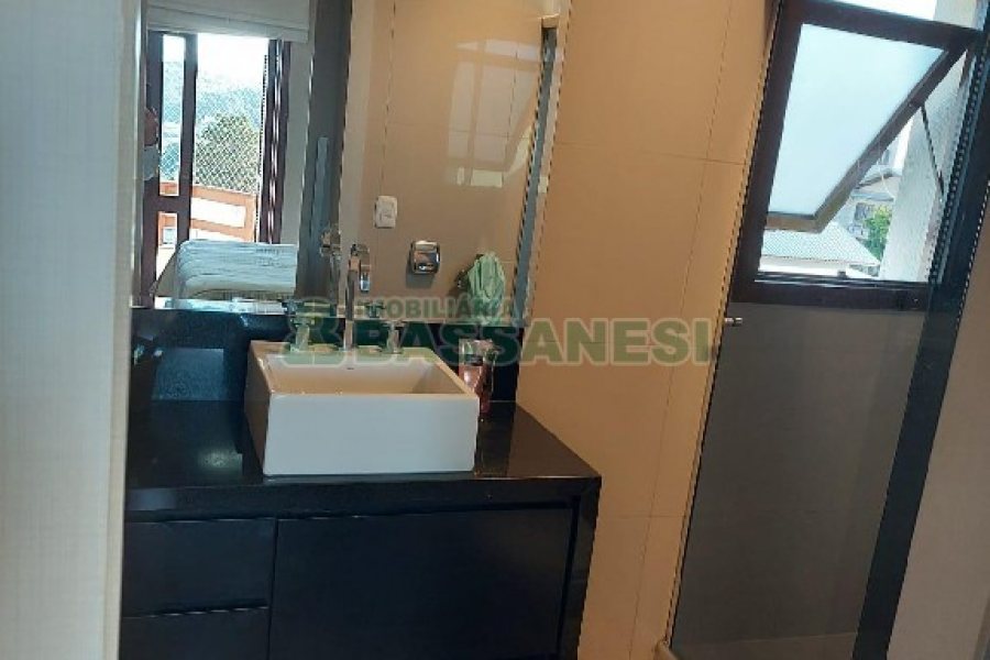 Apto Mobiliado com 117m², 3 dormitórios, 2 vagas, no bairro Cruzeiro em Caxias do Sul para Comprar