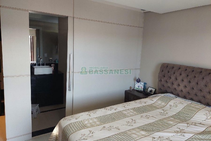 Apto Mobiliado com 117m², 3 dormitórios, 2 vagas, no bairro Cruzeiro em Caxias do Sul para Comprar