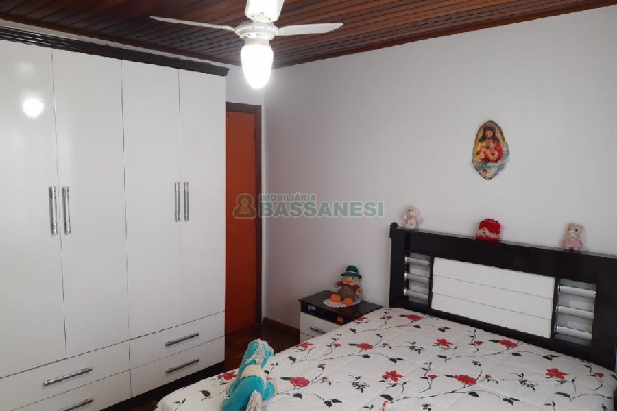 Casa com 161m², 3 dormitórios, 2 vagas, no bairro Nossa Senhora de Fátima em Caxias do Sul para Comprar