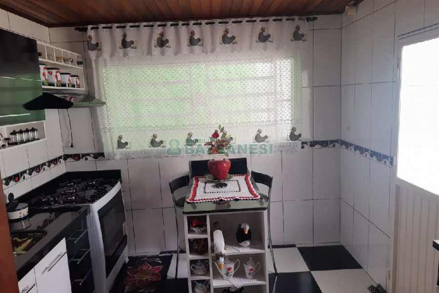 Casa com 161m², 3 dormitórios, 2 vagas, no bairro Nossa Senhora de Fátima em Caxias do Sul para Comprar