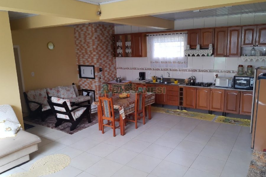 Casa com 161m², 3 dormitórios, 2 vagas, no bairro Nossa Senhora de Fátima em Caxias do Sul para Comprar