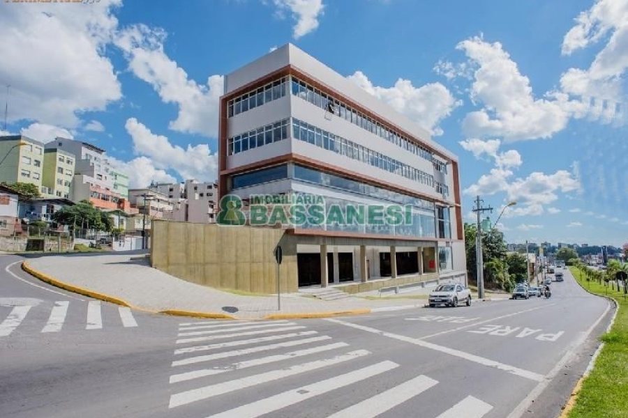Sala com 1000m², no bairro Sagrada Família em Caxias do Sul para Alugar