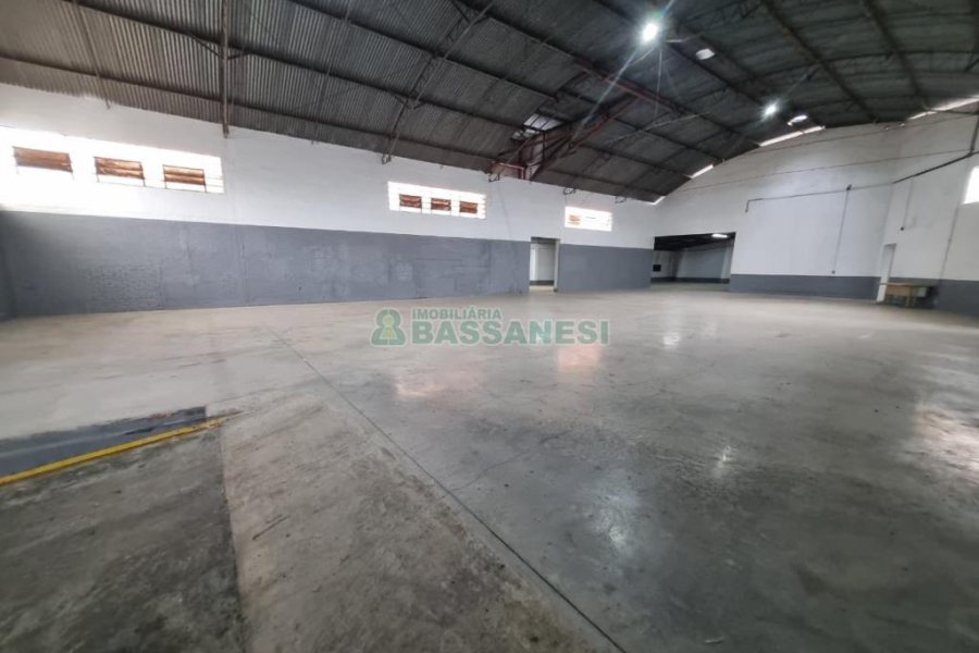 Pavilhão com 769m², no bairro São José em Caxias do Sul para Alugar