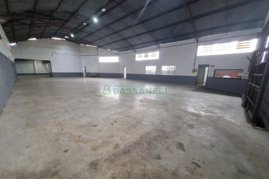 Pavilhão com 769m², no bairro São José em Caxias do Sul para Alugar