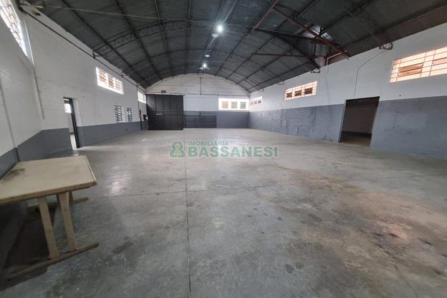 Pavilhão com 769m², no bairro São José em Caxias do Sul para Alugar