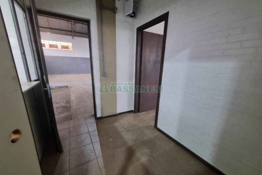 Pavilhão com 769m², no bairro São José em Caxias do Sul para Alugar