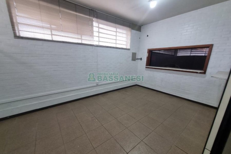 Pavilhão com 769m², no bairro São José em Caxias do Sul para Alugar