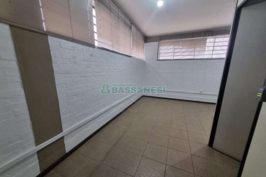 Pavilhão com 769m², no bairro São José em Caxias do Sul para Alugar