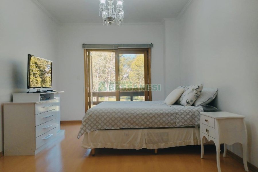 Casa com 249m², 3 dormitórios, 2 vagas, no bairro Desvio Rizzo em Caxias do Sul para Comprar