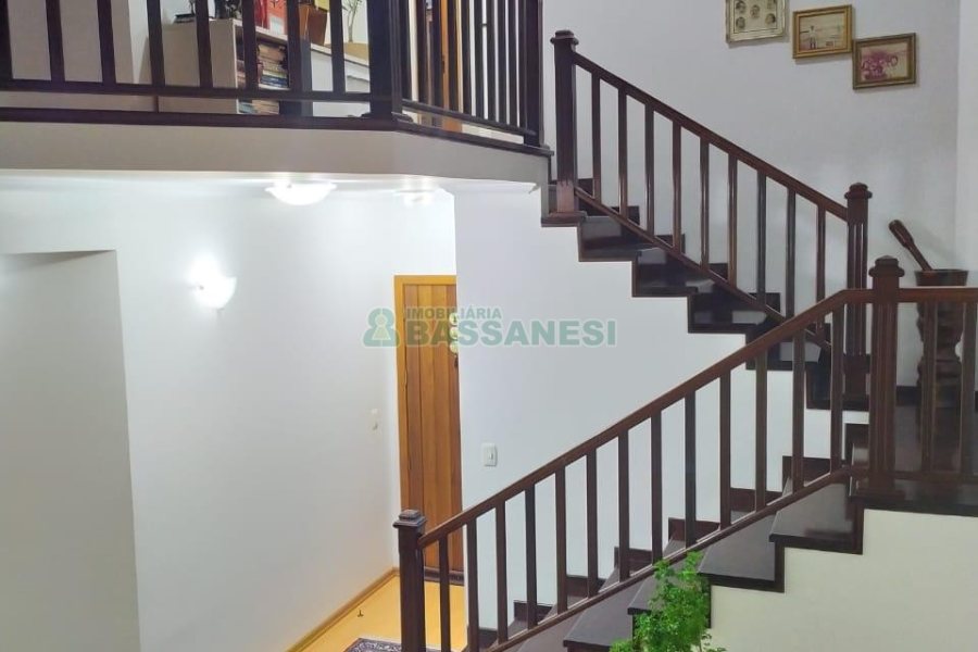 Casa com 249m², 3 dormitórios, 2 vagas, no bairro Desvio Rizzo em Caxias do Sul para Comprar