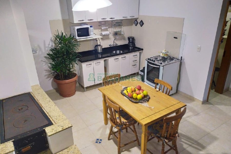 Casa com 249m², 3 dormitórios, 2 vagas, no bairro Desvio Rizzo em Caxias do Sul para Comprar