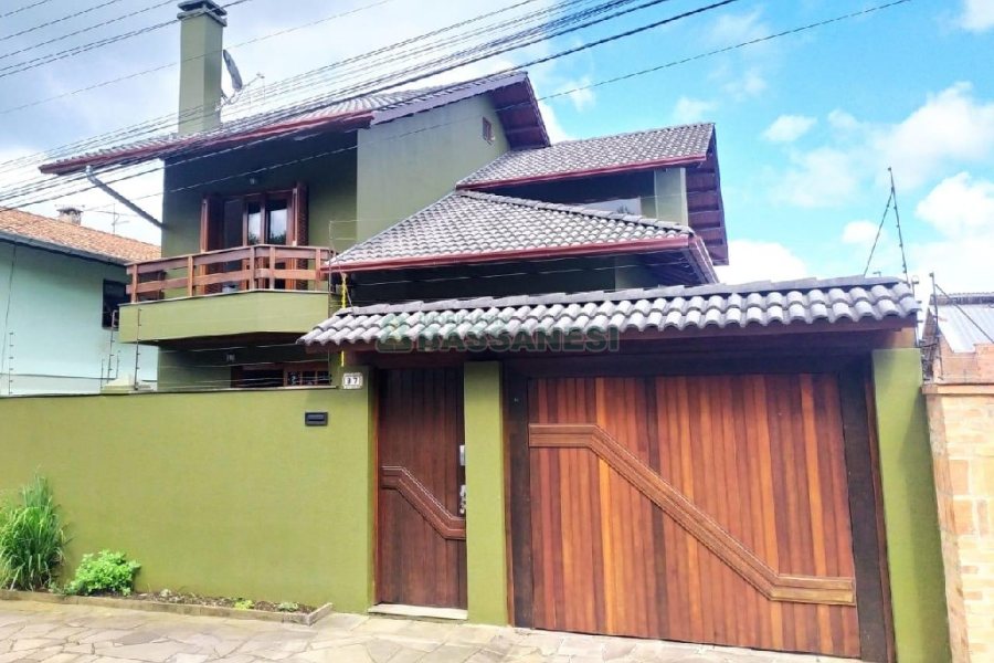Casa com 249m², 3 dormitórios, 2 vagas, no bairro Desvio Rizzo em Caxias do Sul para Comprar