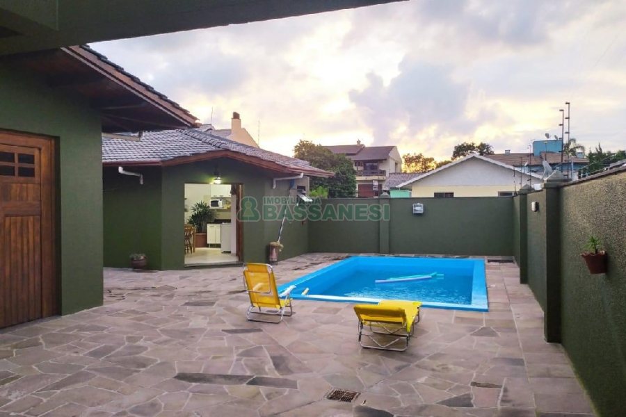 Casa com 249m², 3 dormitórios, 2 vagas, no bairro Desvio Rizzo em Caxias do Sul para Comprar