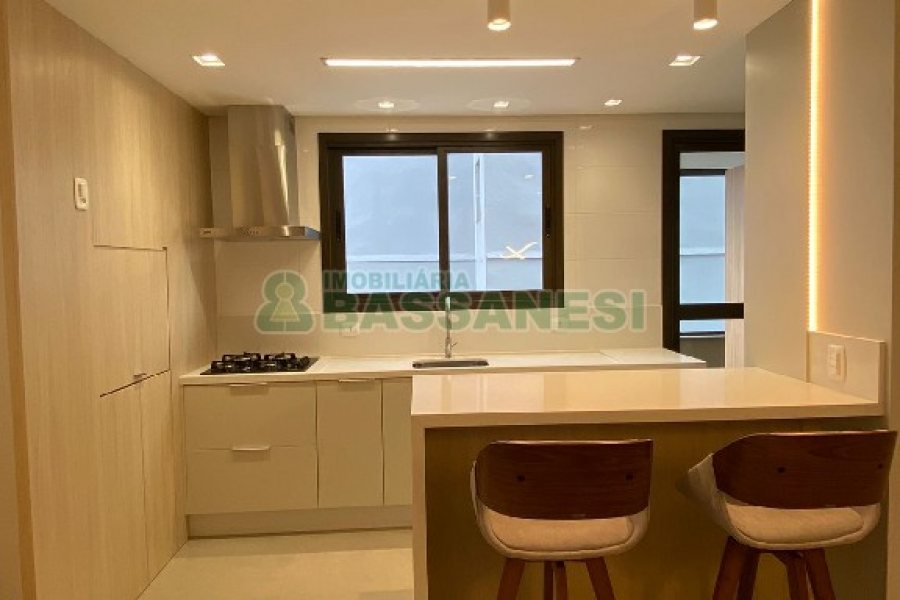 Apartamento com 98m², 2 dormitórios, 2 vagas, no bairro Vila Horn em Caxias do Sul para Comprar
