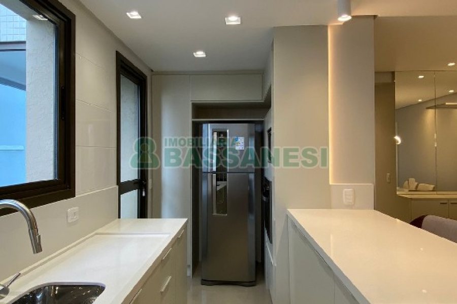 Apartamento com 98m², 2 dormitórios, 2 vagas, no bairro Vila Horn em Caxias do Sul para Comprar