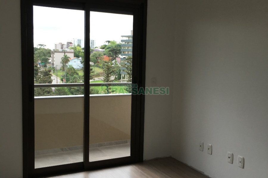 Apartamento com 115m², 3 dormitórios, 2 vagas, no bairro Vila Horn em Caxias do Sul para Comprar