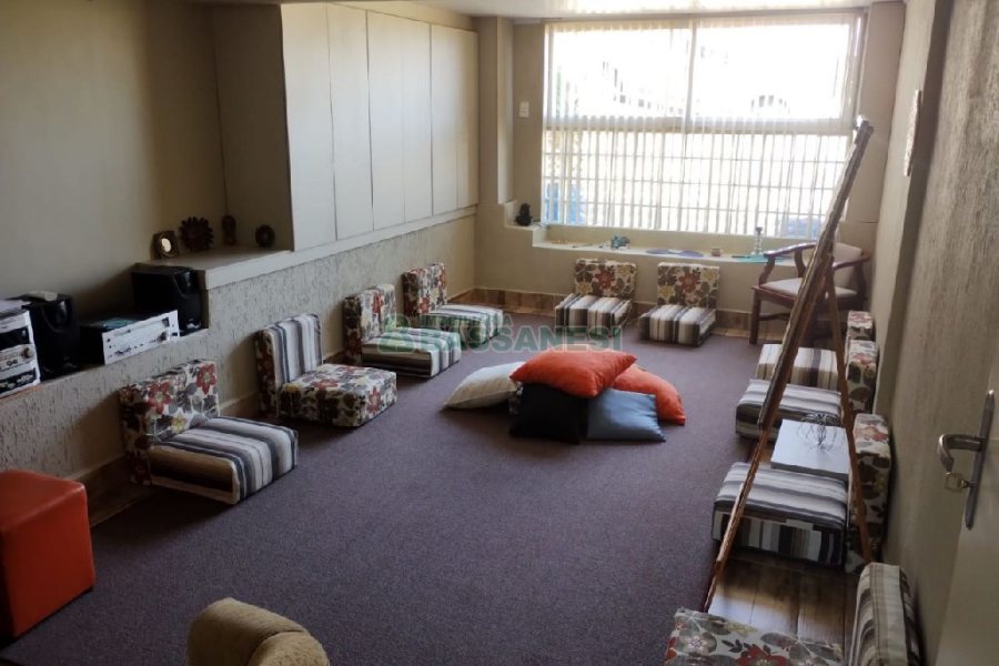 Casa com 148m², 4 dormitórios, 2 vagas, no bairro Universitário em Caxias do Sul para Comprar