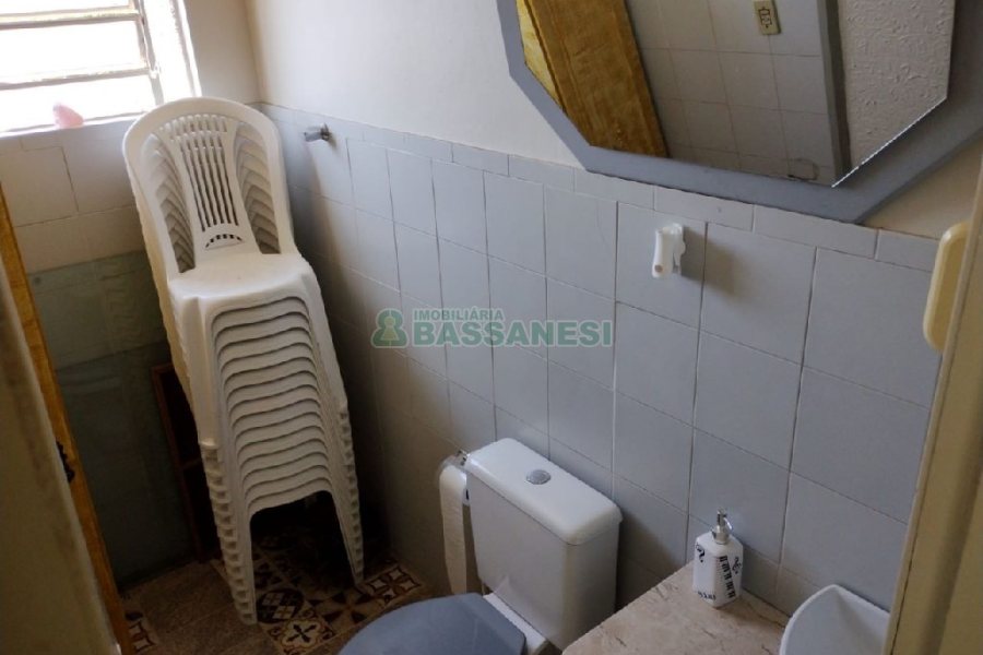 Casa com 148m², 4 dormitórios, 2 vagas, no bairro Universitário em Caxias do Sul para Comprar