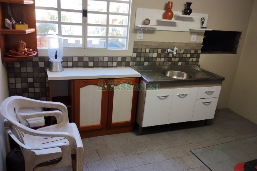 Casa com 148m², 4 dormitórios, 2 vagas, no bairro Universitário em Caxias do Sul para Comprar
