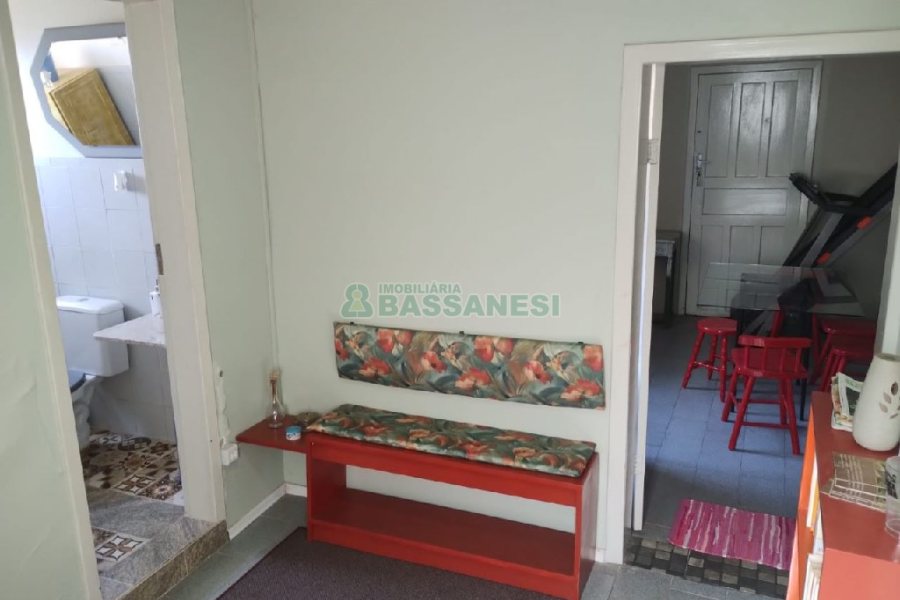 Casa com 148m², 4 dormitórios, 2 vagas, no bairro Universitário em Caxias do Sul para Comprar