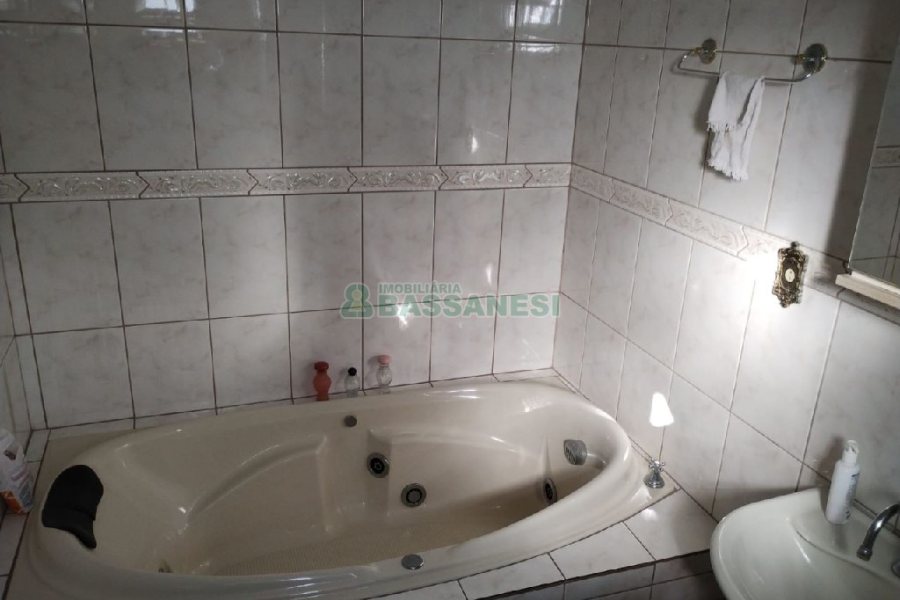 Casa com 148m², 4 dormitórios, 2 vagas, no bairro Universitário em Caxias do Sul para Comprar