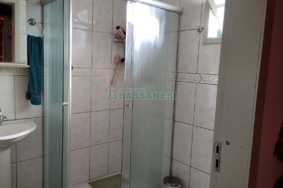 Casa com 148m², 4 dormitórios, 2 vagas, no bairro Universitário em Caxias do Sul para Comprar