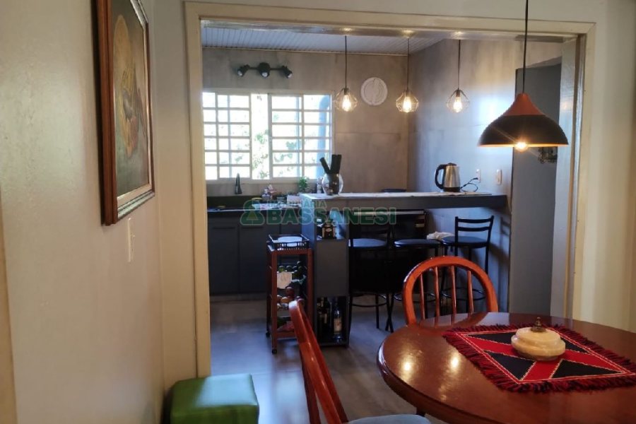 Casa com 148m², 4 dormitórios, 2 vagas, no bairro Universitário em Caxias do Sul para Comprar