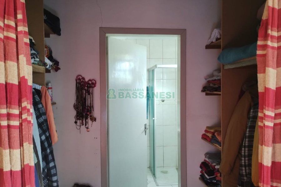 Casa com 148m², 4 dormitórios, 2 vagas, no bairro Universitário em Caxias do Sul para Comprar