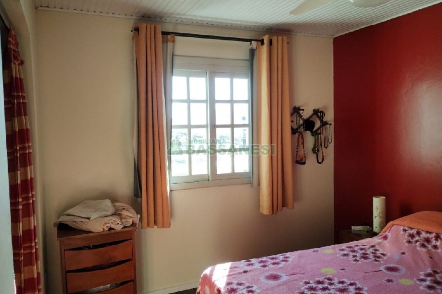 Casa com 148m², 4 dormitórios, 2 vagas, no bairro Universitário em Caxias do Sul para Comprar