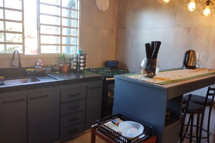Casa com 148m², 4 dormitórios, 2 vagas, no bairro Universitário em Caxias do Sul para Comprar