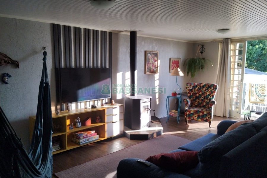 Casa com 148m², 4 dormitórios, 2 vagas, no bairro Universitário em Caxias do Sul para Comprar