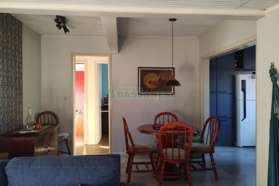 Casa com 148m², 4 dormitórios, 2 vagas, no bairro Universitário em Caxias do Sul para Comprar