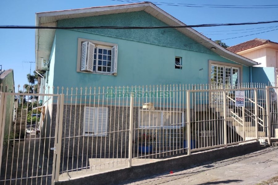 Casa com 148m², 4 dormitórios, 2 vagas, no bairro Universitário em Caxias do Sul para Comprar