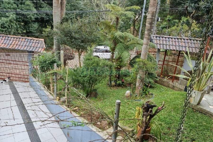 Casa com 295m², 4 dormitórios, 2 vagas, no bairro Charqueadas em Caxias do Sul para Comprar