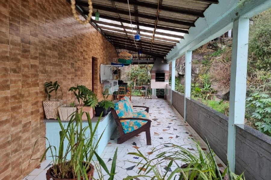 Casa com 295m², 4 dormitórios, 2 vagas, no bairro Charqueadas em Caxias do Sul para Comprar