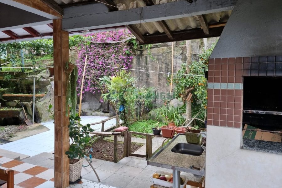 Casa com 295m², 4 dormitórios, 2 vagas, no bairro Charqueadas em Caxias do Sul para Comprar