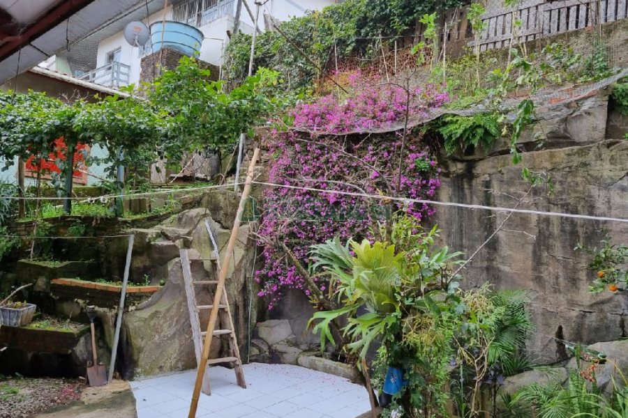 Casa com 295m², 4 dormitórios, 2 vagas, no bairro Charqueadas em Caxias do Sul para Comprar