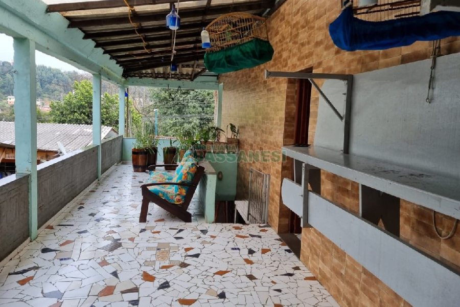 Casa com 295m², 4 dormitórios, 2 vagas, no bairro Charqueadas em Caxias do Sul para Comprar