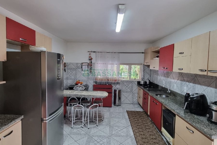 Casa com 295m², 4 dormitórios, 2 vagas, no bairro Charqueadas em Caxias do Sul para Comprar