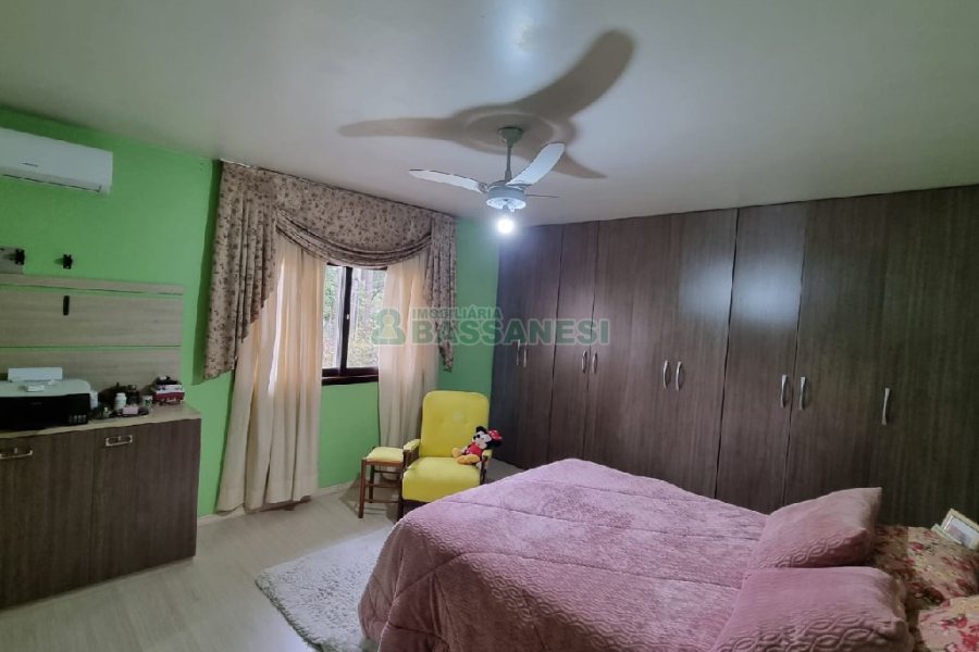 Casa com 295m², 4 dormitórios, 2 vagas, no bairro Charqueadas em Caxias do Sul para Comprar